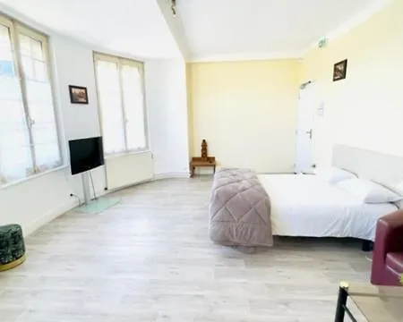 Au Petit ホテル 3*
