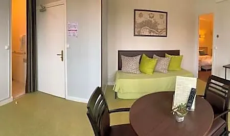 Au Petit 3*