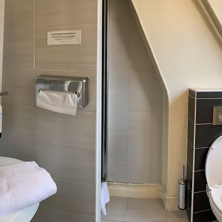 Au Petit Hotel 3*